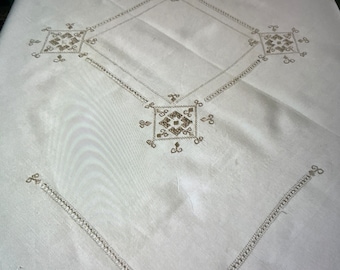 Nappe brodée à la main incroyablement belle