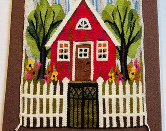 Zeer mooie Zweedse Vlaamse geweven tapijt Rood huisje met witte knopen en wit hek gemonteerd op een bekleed bord. Gekleed in bruine stof