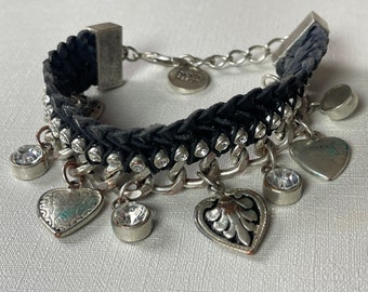 Joli bracelet avec breloques suspendues