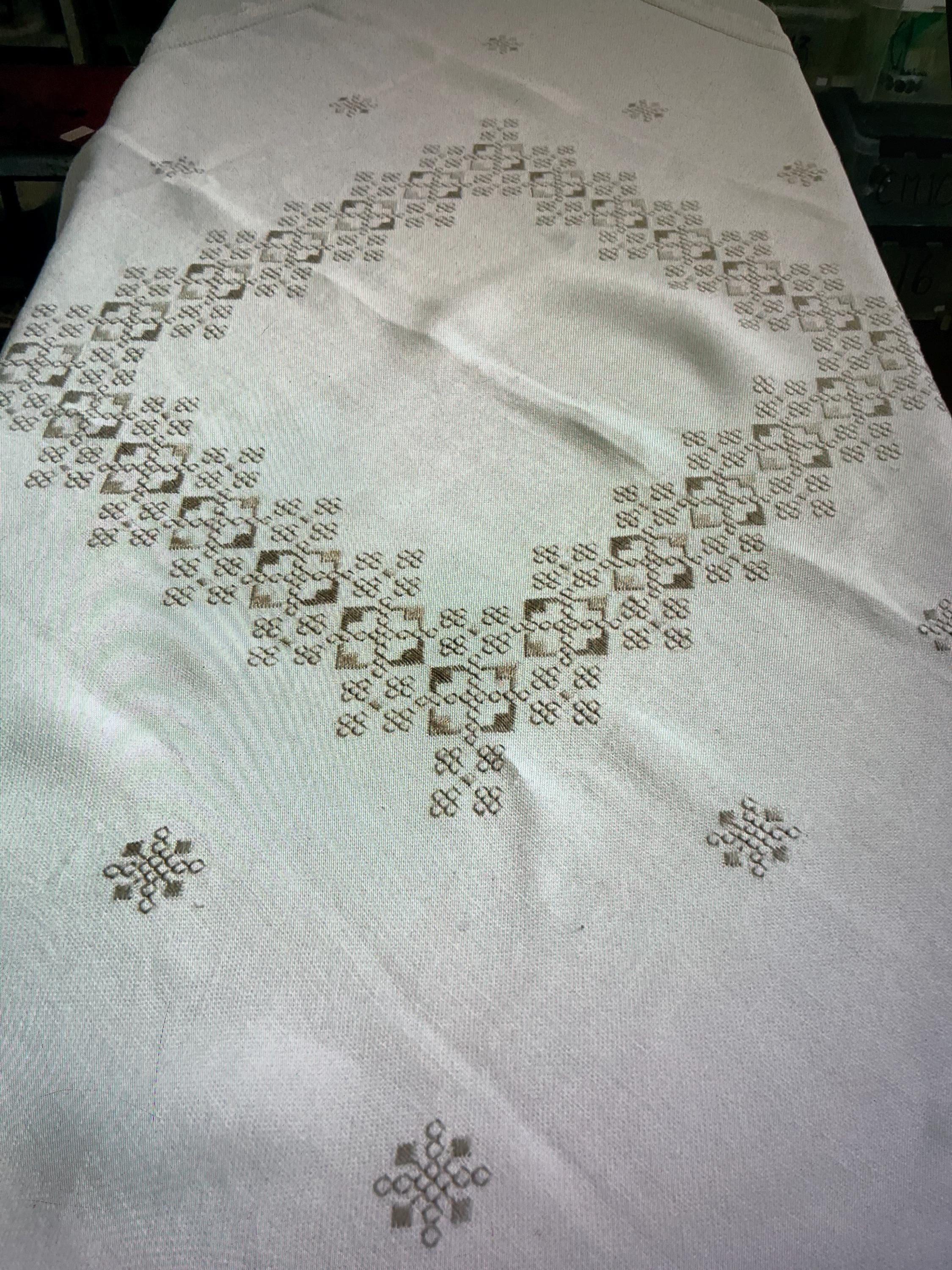 手刺繍　ハンドメイド　テーブルクロス 手刺繍 ハンドメイド テーブルクロス 美しい手刺繍のテーブルクロスと