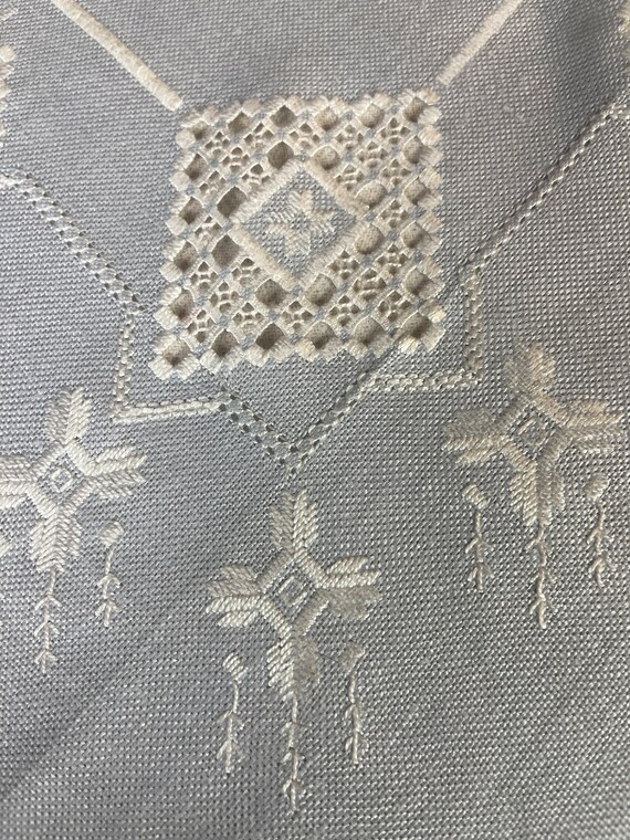 ハーダンガーステッチで刺繍された非常に美しい手刺繍のテーブルクロス