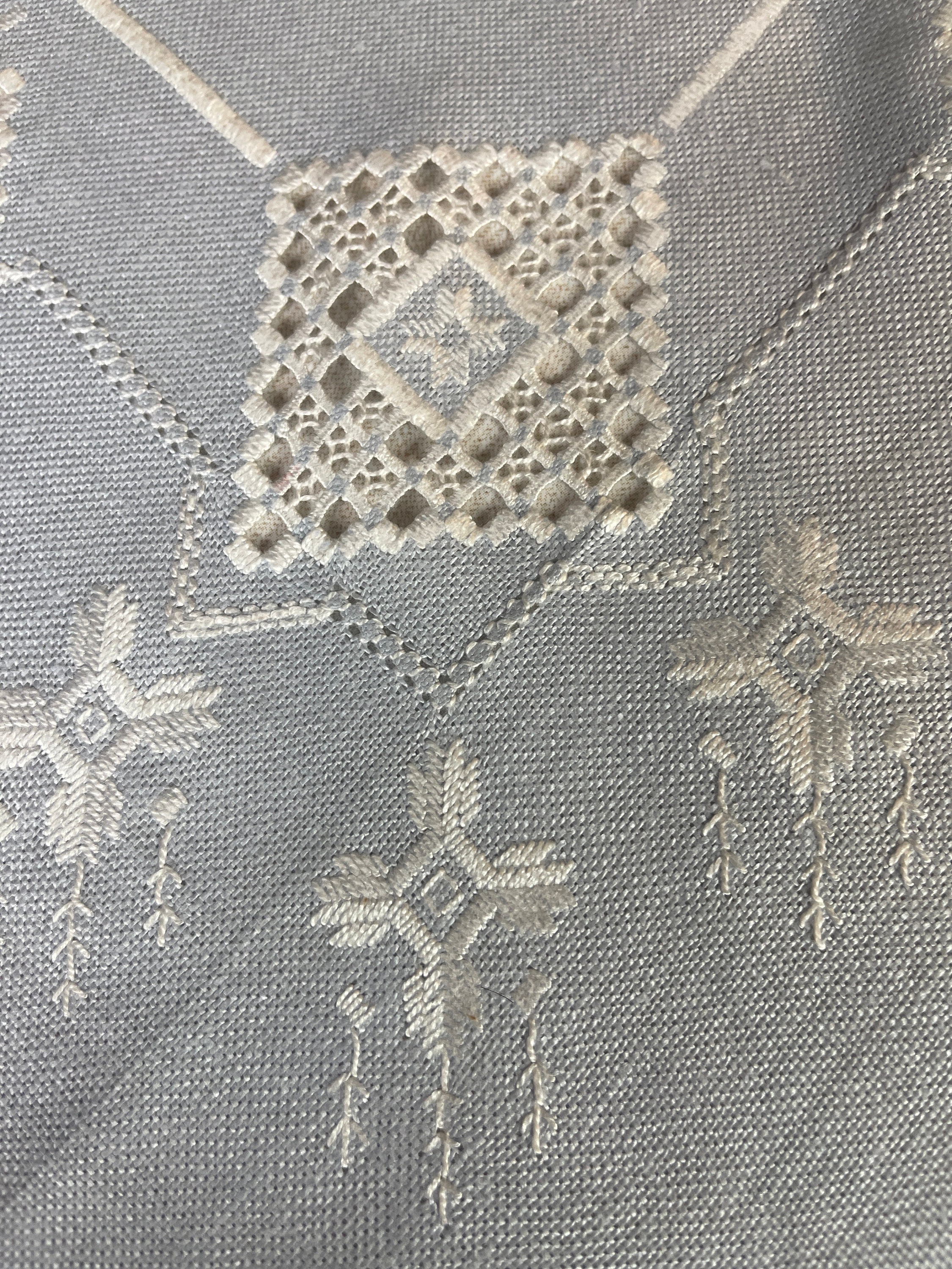 ハーダンガーステッチで刺繍された非常に美しい手刺繍のテーブルクロス