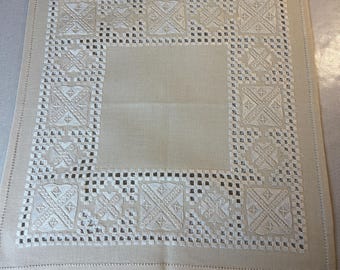 Hermoso mantel Hardanger bordado a mano en beige, cosido en Suecia Puntadas Hardanger