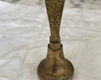 Vintage handklok van messing met een hoogte van 9 cm. Massief messing handbel, schoolbel, lerarenbel, decoratieve messing bel