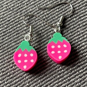 Lindos pendientes con forma de fresa.
