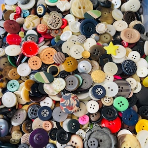 Lot de boutons neufs, d&#39;occasion et vintage, différentes tailles et types pour couture, travaux manuels, poupées de loisirs
