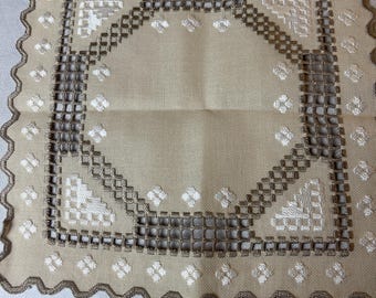 Tela bordada a mano Bordado con puntada Hardanger Fondo beige y bordado blanco con puntada de agujero = puntada Hardanger