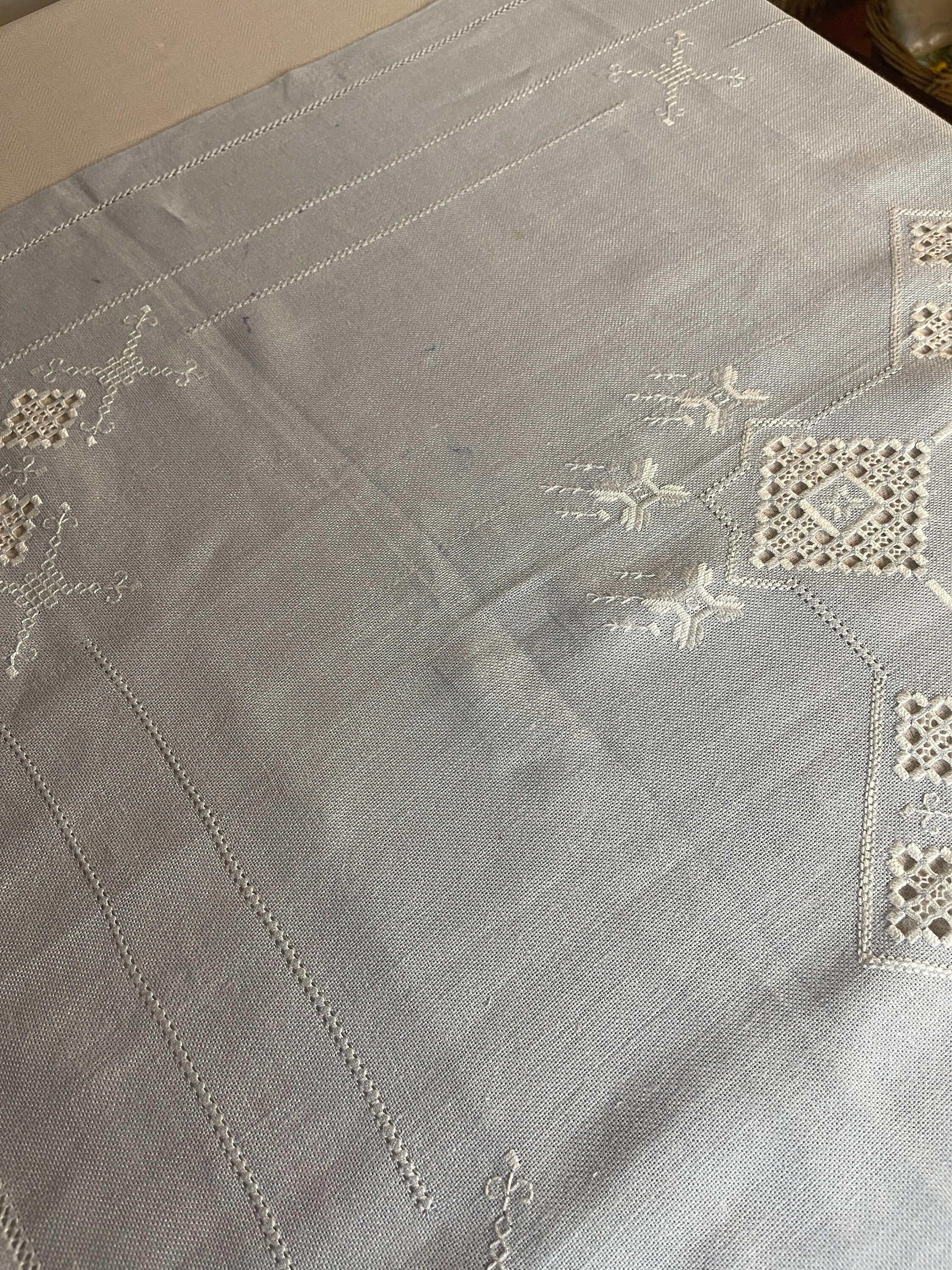 ハーダンガーステッチで刺繍された非常に美しい手刺繍のテーブルクロス