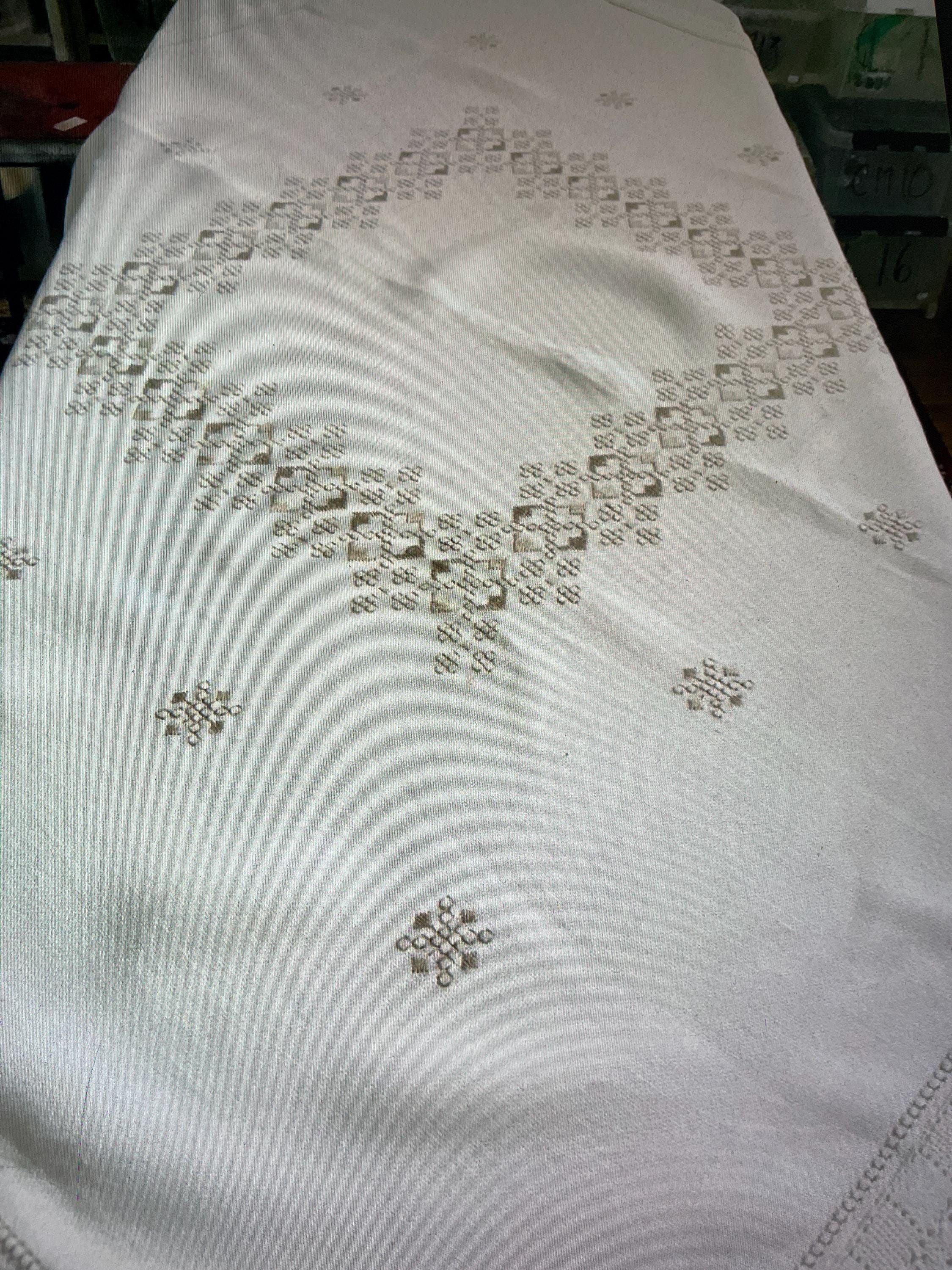 白糸手刺繍　手編みレース繋ぎ　テーブルクロス 白糸手刺繍 手編みレース繋ぎ テーブルクロス 白い刺繍レース花