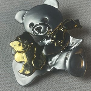 Very nice brooch in silver color