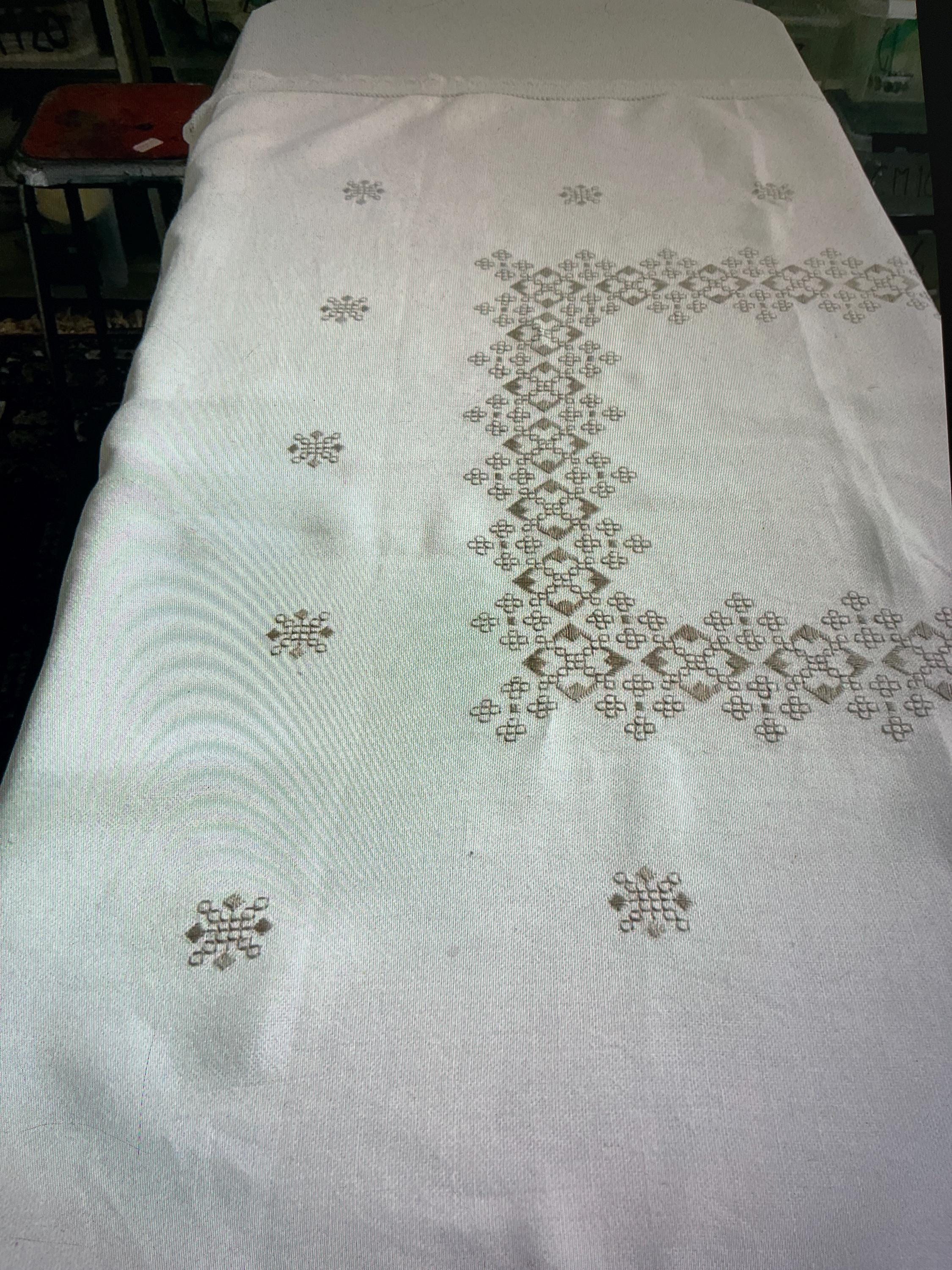 手刺繍　ハンドメイド　テーブルクロス 美しい手刺繍のテーブルクロスと手編みのレース - Etsy 日本