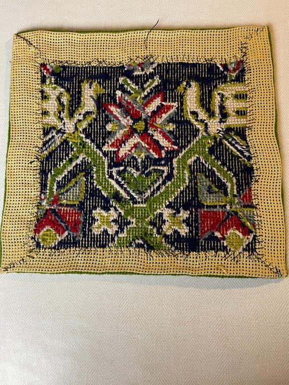 手刺繍　ハンドメイド　テーブルクロス ツイスト縫製のとても素敵な手刺繍の小さなテーブルクロス