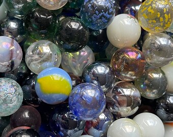 さまざまな色の珍しいヴィンテージビー玉のミックスロット。10個または