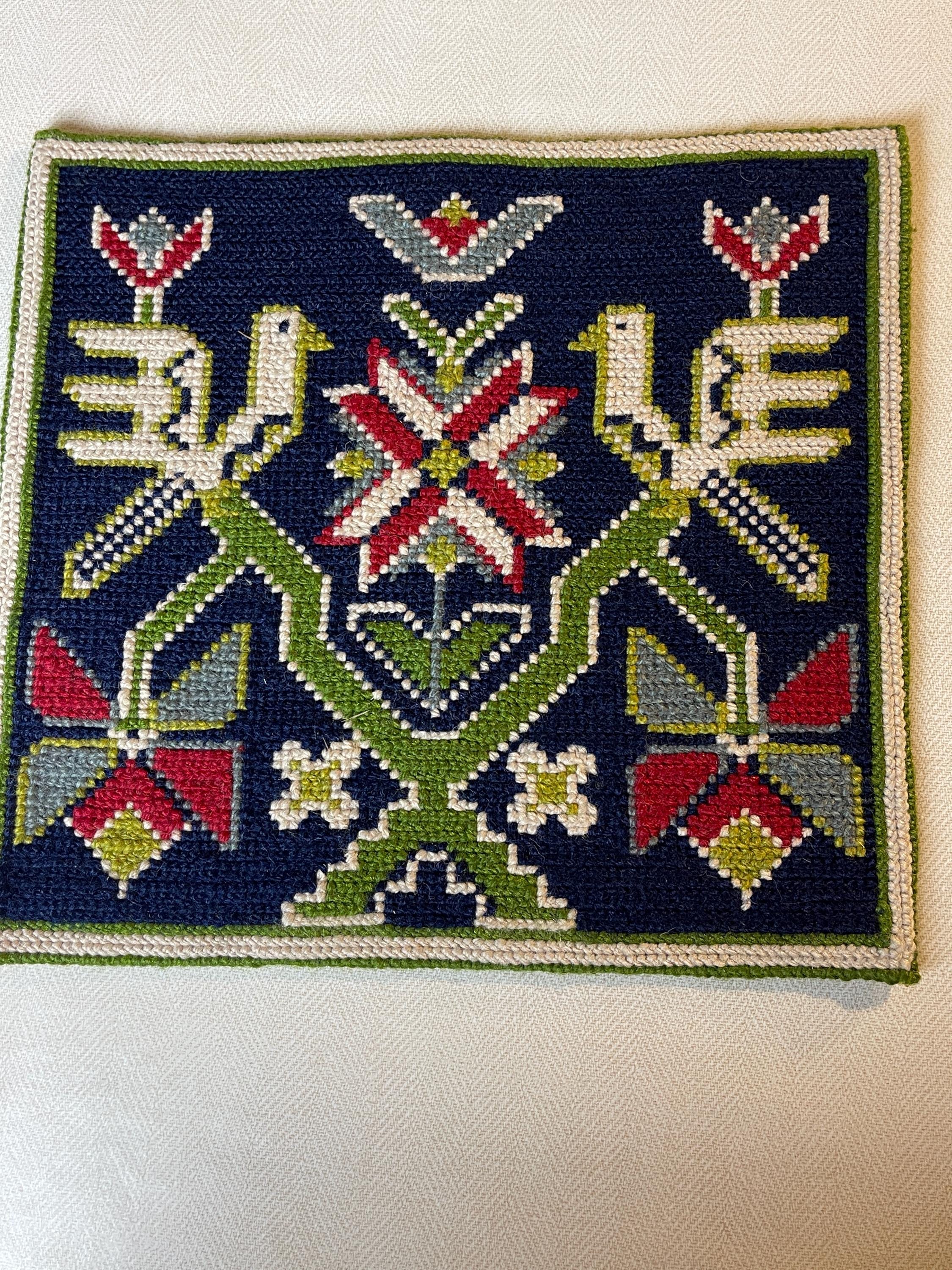 ツイスト縫製のとても素敵な手刺繍の小さなテーブルクロス