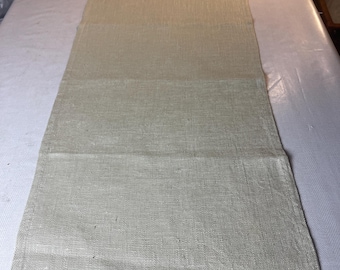 Un camino de mesa muy bonito de lino. Beige