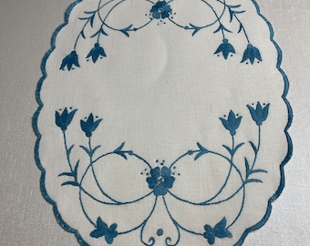 Beautiful hand-embroidered oval tablecloth in blue and white Hand embroidered in Sweden