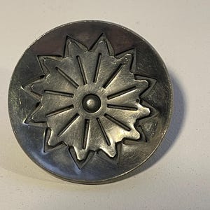 Very nice brooch in silver color / pewter ?