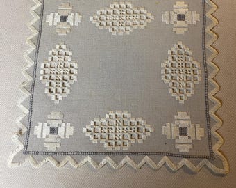 手刺繍の布 ハーダンガーステッチで刺繍されています グレーの底と穴