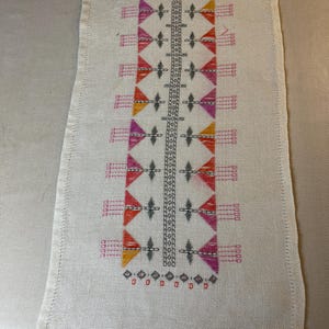 Fine hand-embroidered cloth.   Hand Embroidered Runner.  A very nice handicraft