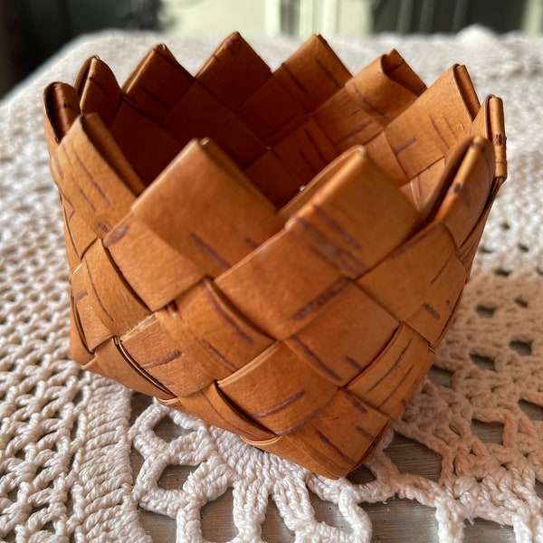 Birchbark basket or bowl, well made of Swedish birchbark, näver, Swedish vintage from 1970-2000, well made