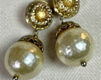 Very beautiful vintage earrings with clip ons  / Clipons   Sparkling and nice earrings They are one of a kind....