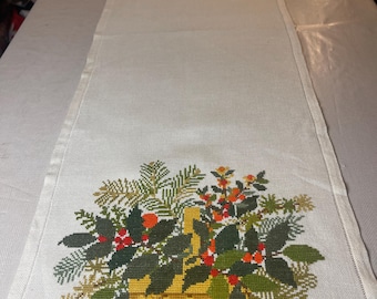 Lindo caminho de mesa bordado da Suécia. Medidas: 31 x 101 cm.