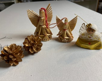 Handmade Christmas decoration: Straw angels and golden cones.