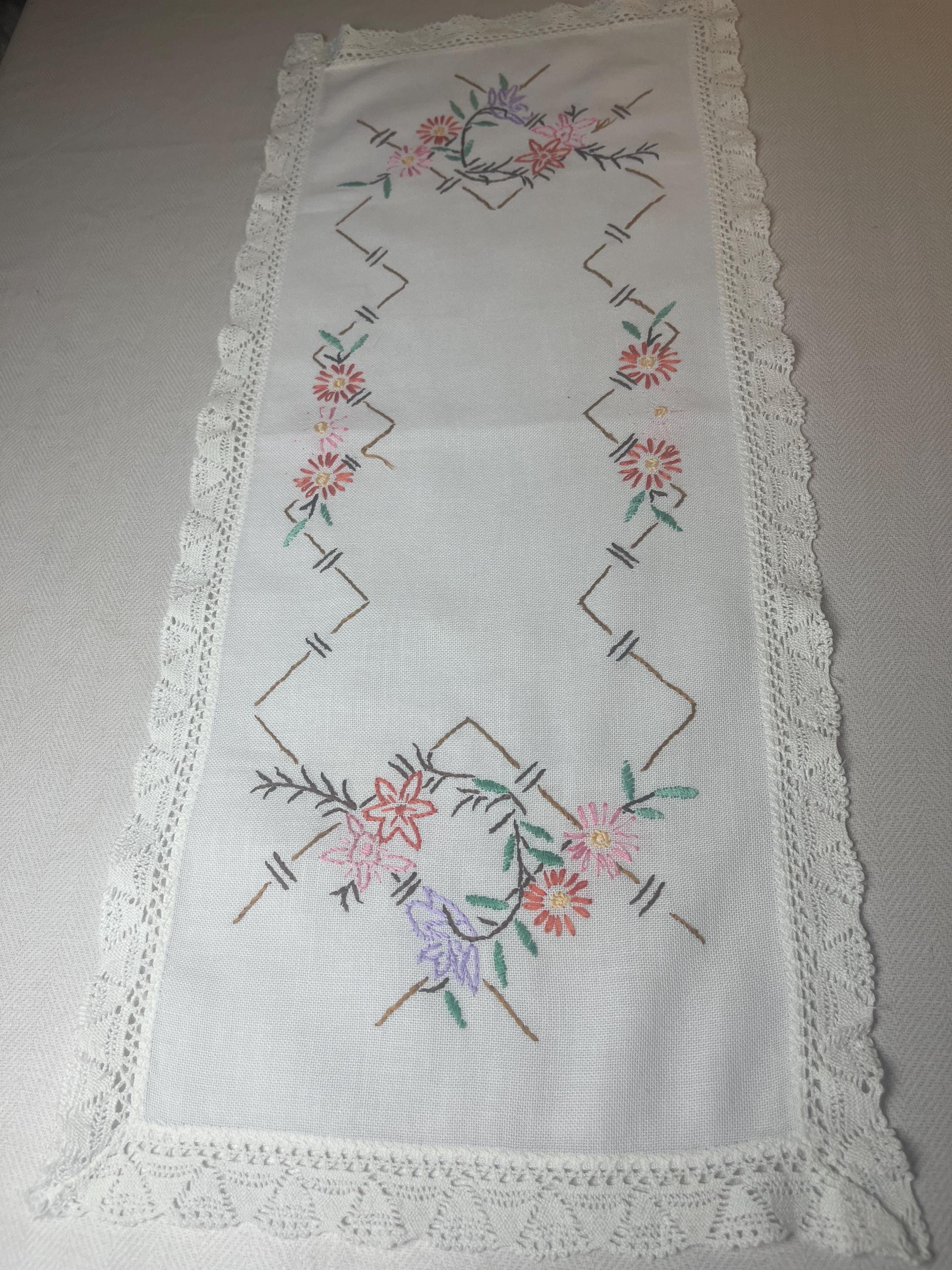 スウェーデン刺繍テーブルランナー　ロング長さ130センチ スウェーデンの美しいヴィンテージの手刺繍テーブルランナー - Etsy 日本