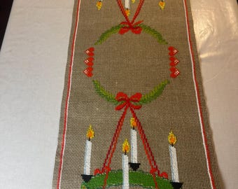Precioso mantel navideño bordado a mano procedente de Suecia.