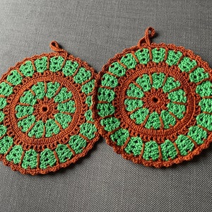 Fine hand-crocheted Swedish pot holders / Green and brown
