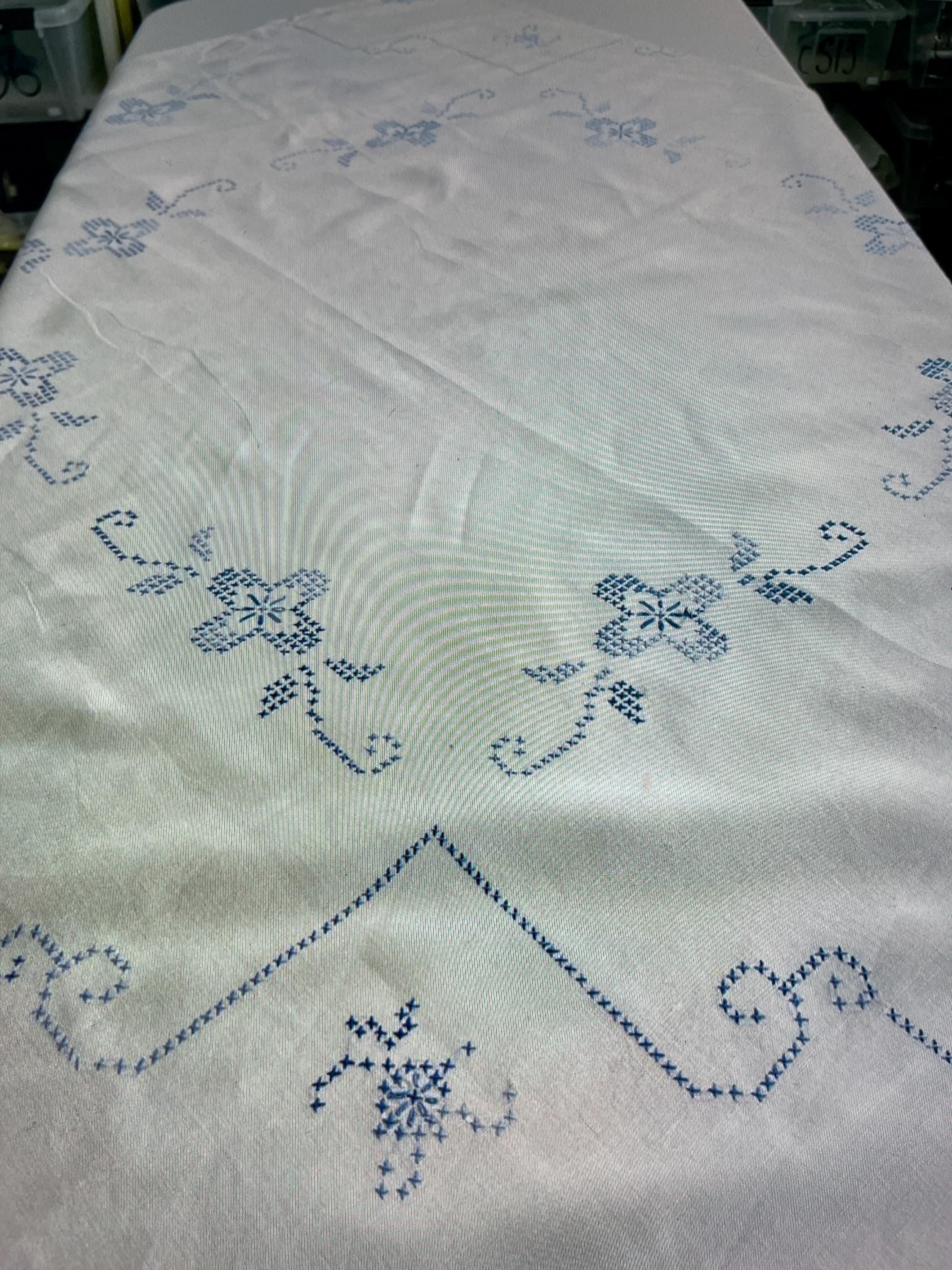 手刺繍　ハンドメイド　テーブルクロス 小花手刺繍コットンリネンテーブルクロス