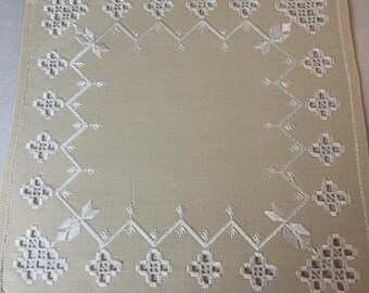 Hermoso mantel Hardanger bordado a mano en beige, cosido en Suecia Puntadas Hardanger