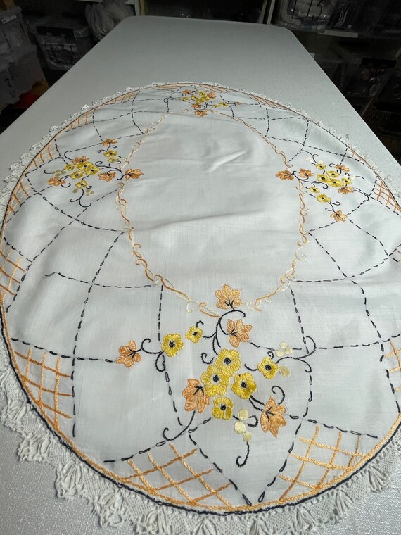 手刺繍　ハンドメイド　テーブルクロス 美しい手刺繍のテーブルクロス。周囲には手編みのレースが施され
