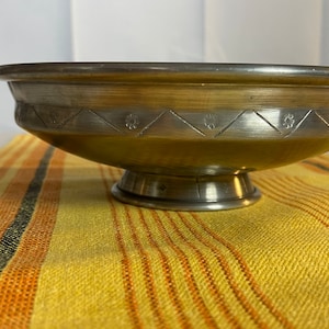 Nice vintage round pewter bowl.