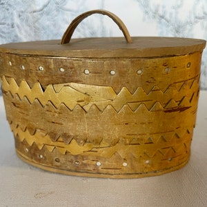 Birch Bark Box / Swedish / Scandinavia / Natural / Organic / Craft / Handmade / Storage Box / Folk Art. With handle