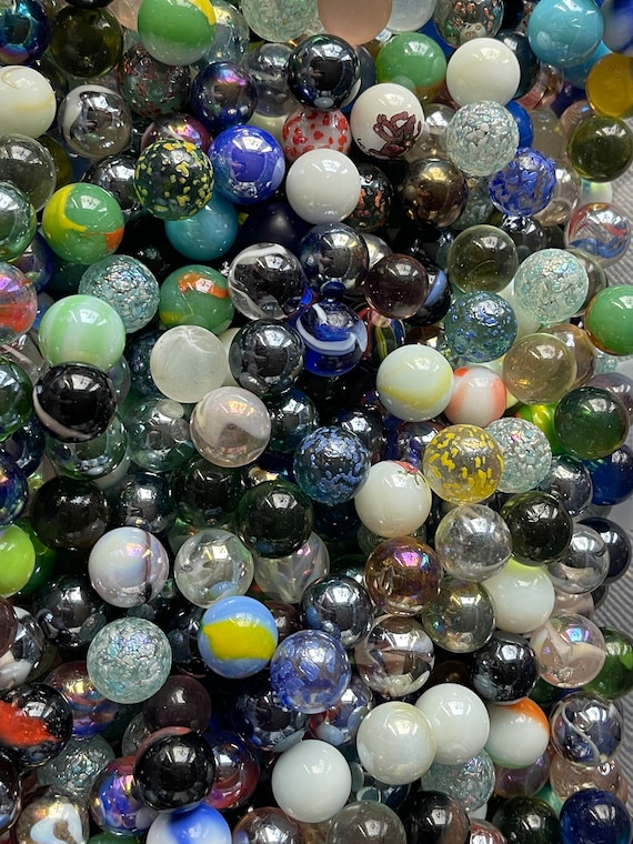 さまざまな色の珍しいヴィンテージビー玉のミックスロット。10個または