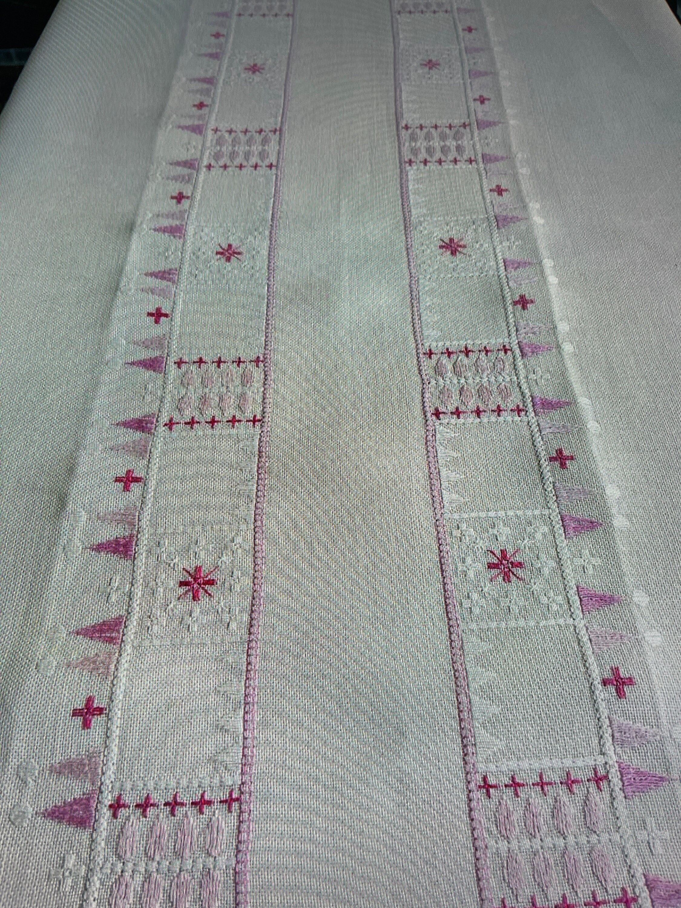 スウェーデン製の上質な手刺繍のテーブルクロス ピンクの刺繍 - Etsy 日本