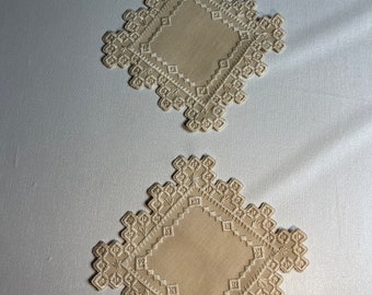 Hermosos manteles pequeños bordados a mano en color beige, cosidos en Suecia.