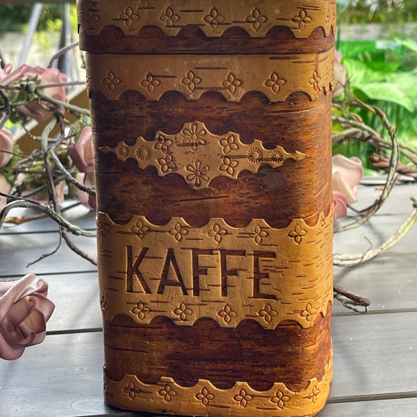 Une très belle boîte à café. Une boîte faite main en écorce de bouleau pour café/kaffe en suédois. Fabriqué en Suède