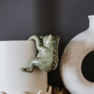 Frog Pot Hugger for Succulent Planter • Gardening Gifts • Outdoor Decor • Porch Decor • Gift for Wife • Indoor Planter • Hanging Animal