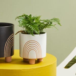 Jardinière arc-en-ciel en céramique blanche • Jolie jardinière bohème, intérieur extérieur • Cadeau pour elle • Jardinière en poterie • Jardinière blanche sur pieds