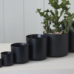 Maceta moderna de cerámica negra • Maceta de interior de 10 cm (4 pulgadas)