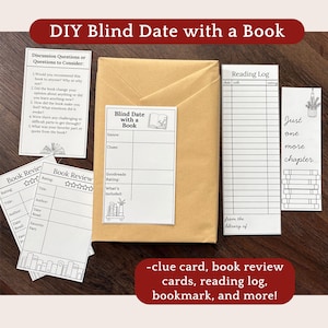 Op de afbeelding: Een doe-het-zelf "Blind Date with a Book" kit. De kit bevat een verpakt boek, boekrecensiekaarten, een leeslogboek, een bladwijzer en een hintkaart. De tekst op de kit luidt "DIY Blind Date with a Book".