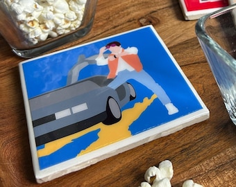 Posavasos de la película Regreso al Futuro con diseño minimalista / Azulejo de cerámica con acabado brillante y base de corcho / Ideal para el hogar o la oficina