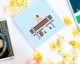 Posavasos de la película Forrest Gump con diseño minimalista original, azulejos de cerámica, acabado brillante, base de corcho, perfecto para el hogar o la oficina.