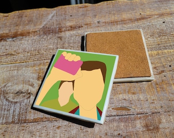 Posavasos de la película Fight Club con diseño minimalista original, azulejos de cerámica, acabado brillante y base de corcho, perfecto para el hogar o la oficina.