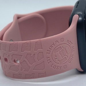 Niet iedereen die ronddwaalt, is de weg kwijt in een 4x4 | Gepersonaliseerde custom gegraveerde horlogeband | Past op alle Series 1-10 en SE/Ultra-horloges