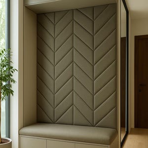 Può includere: Una panca integrata con schienale imbottito con motivo a spina di pesce. La panca è di colore neutro e ha una base contenitore con tre ante. Il design è moderno e minimalista, adatto per un ingresso o un corridoio.