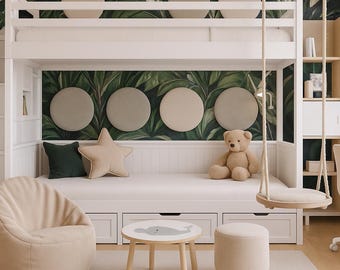 Könnte beinhalten: Modernes Kinderzimmer mit weißem Etagenbett, Schaukel und Schreibtisch. Der Raum verfügt über eine grün-weiße tropische Blatttapete, einen beigen Sitzsack und einen kleinen runden Tisch mit Waldesign.