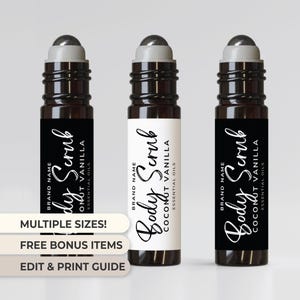 Może przedstawiać: Trzy czarne szklane butelki z rolką i białymi etykietami. Etykiety mają napis "Body Scrub" białym, ozdobnym pismem. Butelki są oznaczone "Coconut Vanilla" i "Essential Oils".